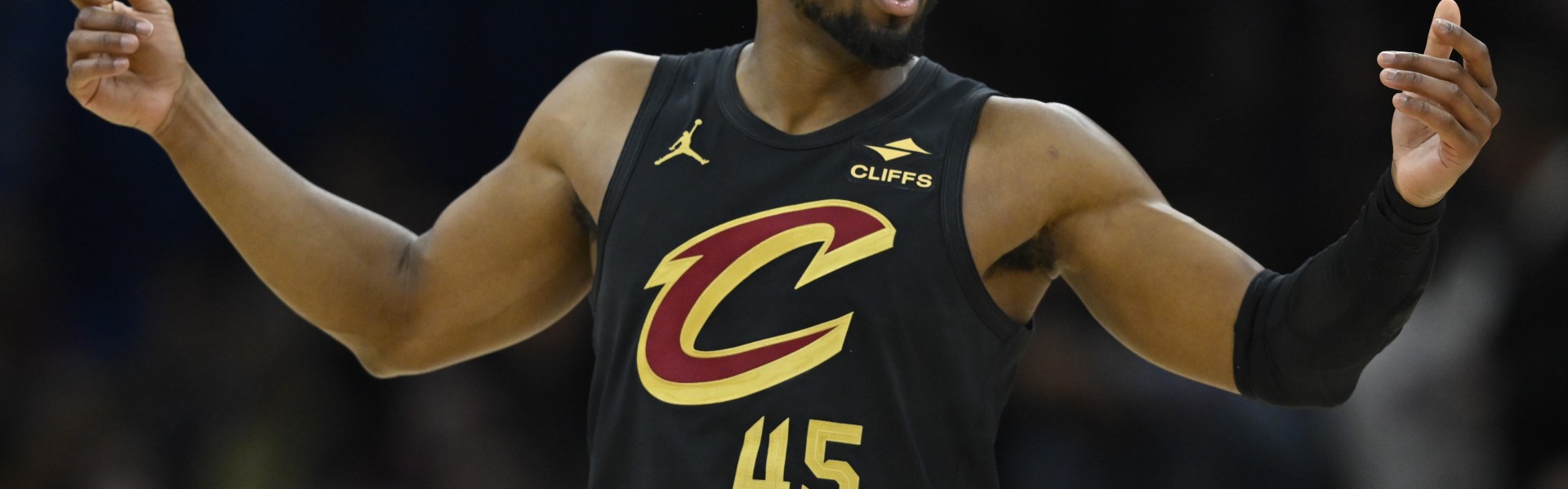 开云体育网址-再加把劲儿！米切尔半场首发17分钟 13中6&amp;三分4中1砍16分2板