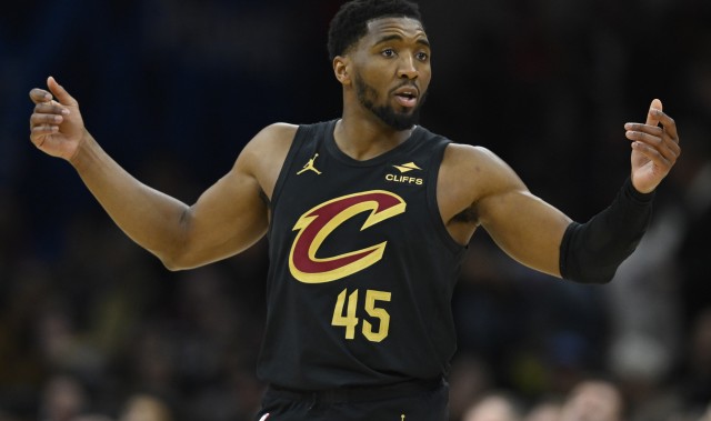 开云体育网址-再加把劲儿！米切尔半场首发17分钟 13中6&amp;三分4中1砍16分2板